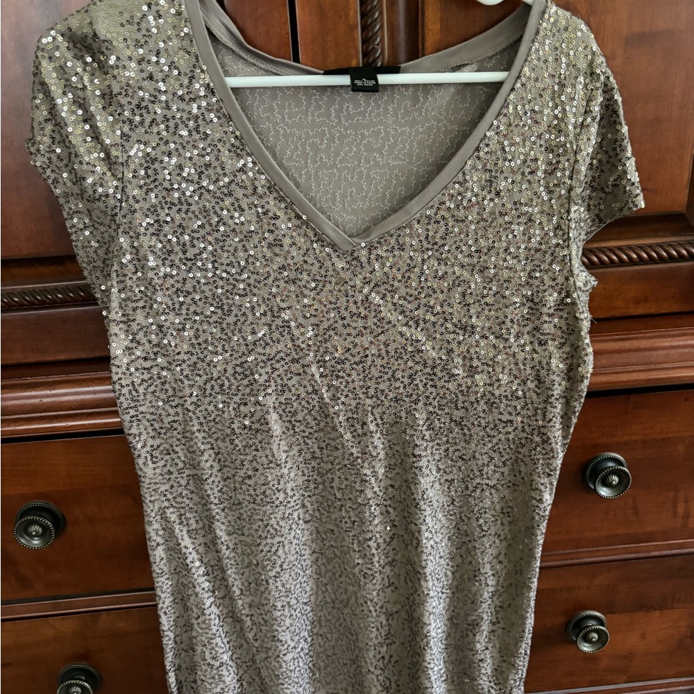 Pretty and shiny! Top and sweater in taupe!